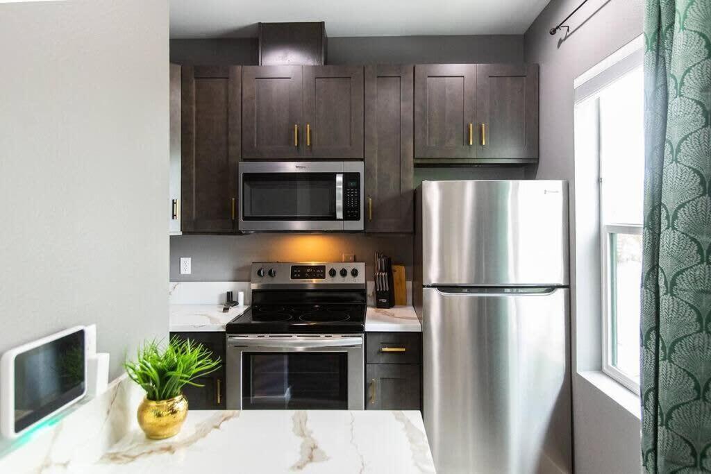 Military-restaurants-fast-wifi-a C-w D-pets-park- Apartamento