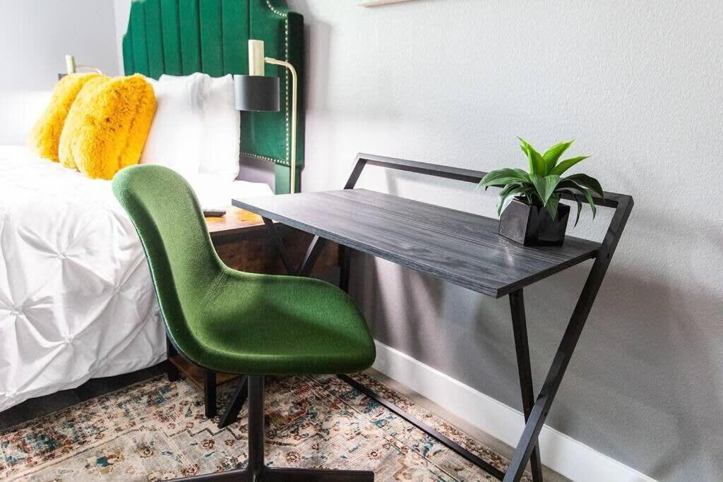 Military-restaurants-fast-wifi-a C-w D-pets-park- Apartamento